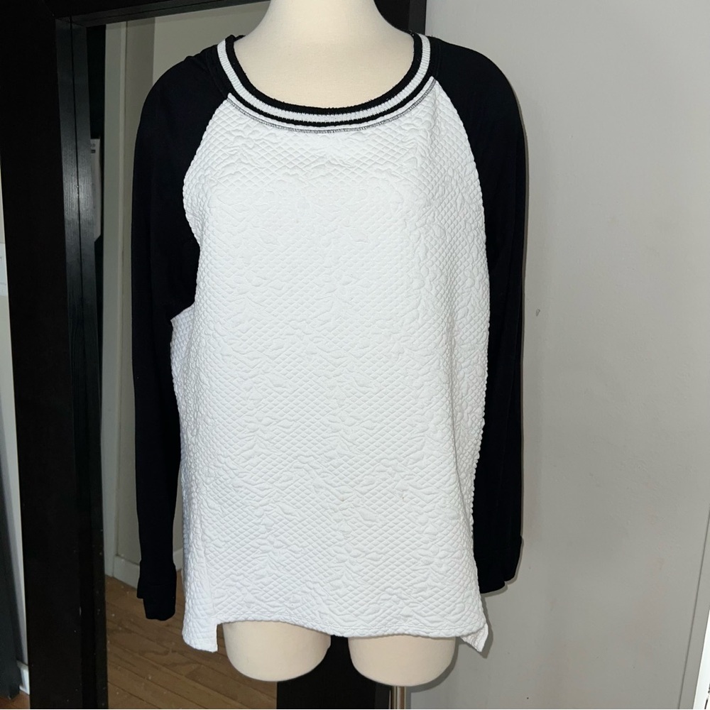 Democracy Black & White Quilted Floral Hi-Lo Sweater – Women’s XL